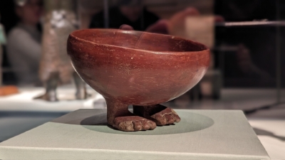 Egyptian bowl with feet